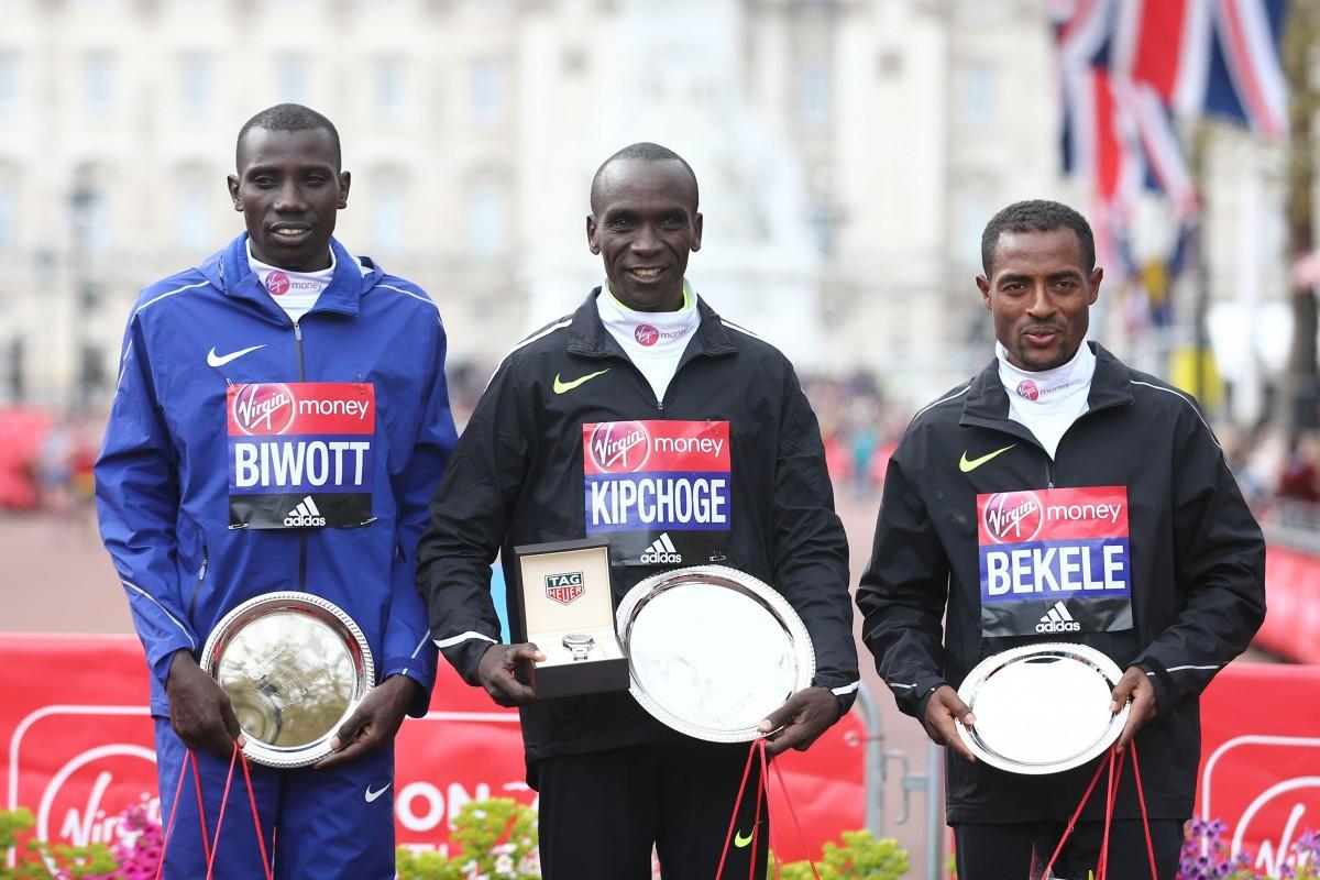 Exibindo forte ritmo ao longo de toda a Maratona de Londres, o atual campeão perdeu a chance de bater o recorde mundial ao reduzir o ritmo nos 12 quilômetros finais (AFP PHOTO / JUSTIN TALLIS )