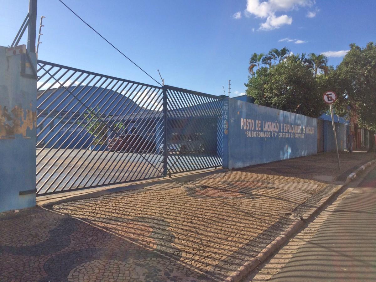 Posto de emplacamento na Rua Maria Soares, na Vila Industrial, foi desativado; serviço está no posto do Detran no Campinas Shopping (Shana Pereira/AAN)