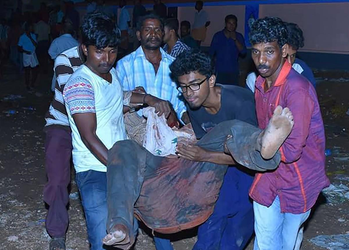 Indiano é tirado dos escombros deixados pleo incêndio em templo hindu, ocorrido neste domingo (10) (France Press)