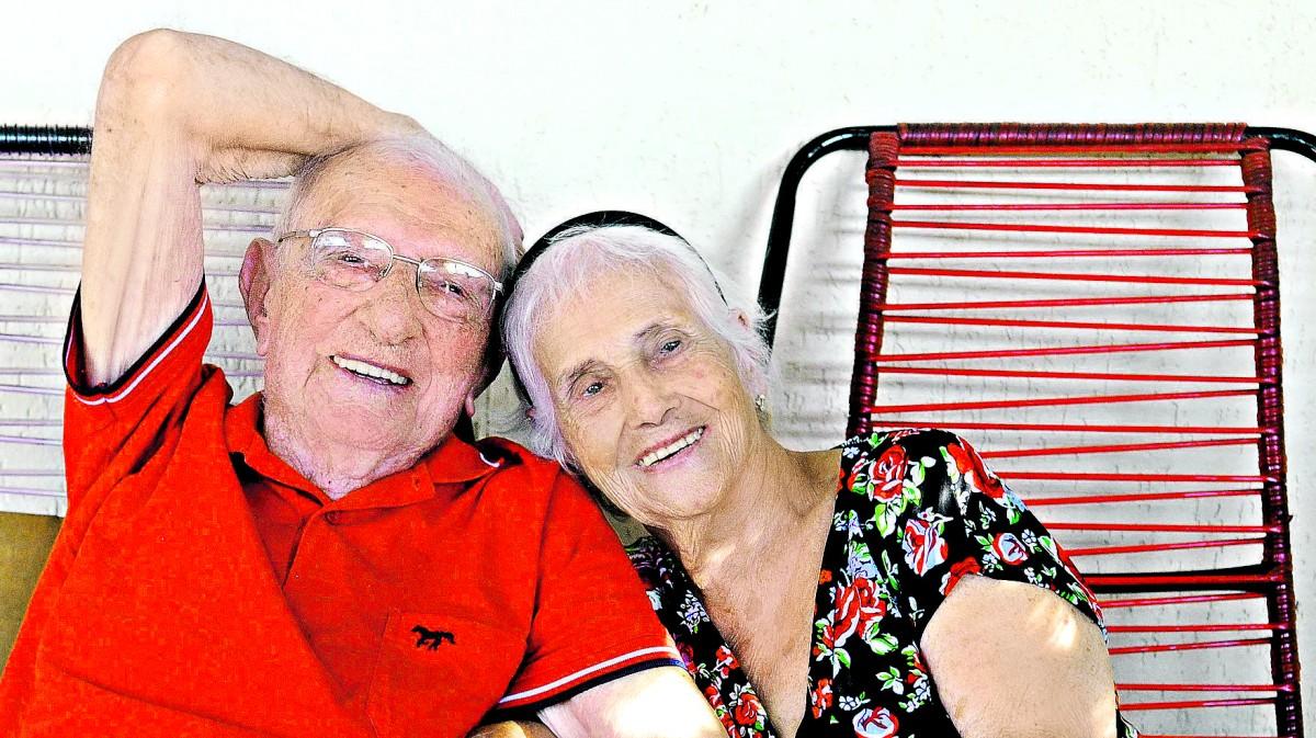 José Martinelli, de 100 anos, e Luzia Ferreira, de 89, em sua casa, no Jardim Proença: ele já trabalhou até como figurante do programa de Sandy e Junior, que era gravado em Campinas (Dominique Torquato/ AAN)