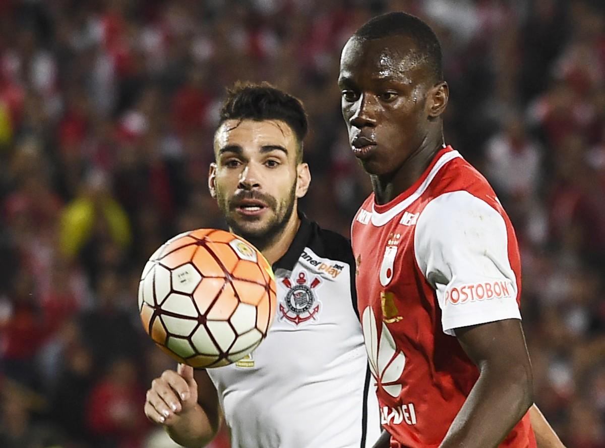 O corintiano Bruno Henrique (à esquerda) disputa a bola com Perlaza do Santa Fe em partida disputada no estádio El Campín, em Bogotá (Luis Acosta/France Press)