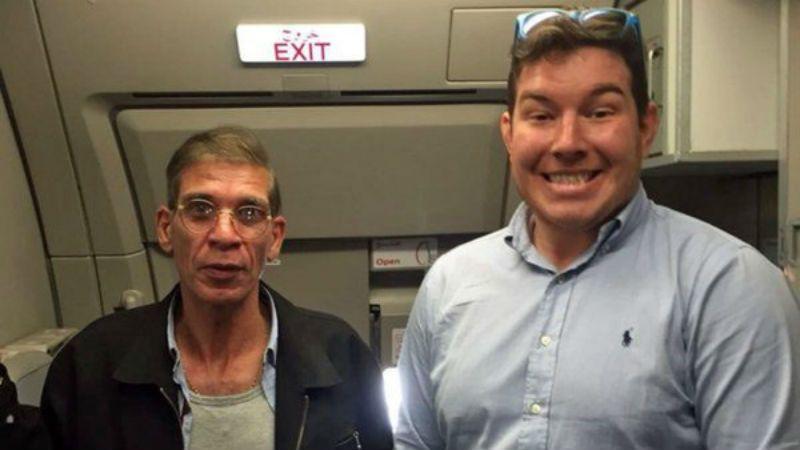 Inglês fez foto com o sequestrador do avião que estava com um cinturão de explosivos (Reprodução)