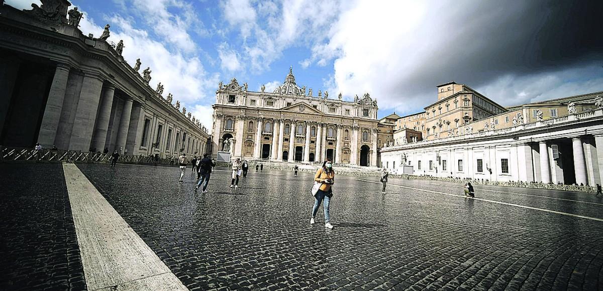 Pessoas caminham numa vazia Praça de São Pedro, no Vaticano; segunda onda da Covid-19 assusta os europeus (Filippo Monteforte/AFP)