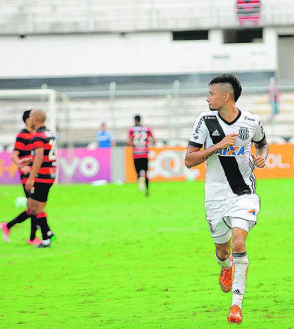 Lucca corre ao perceber a invasão dos torcedores para dentro de campo (Carlos Souza Ramos)