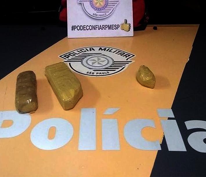 Ela escondia 0,986 gramas de cocaína em sua genitália (Divulgação/PM)