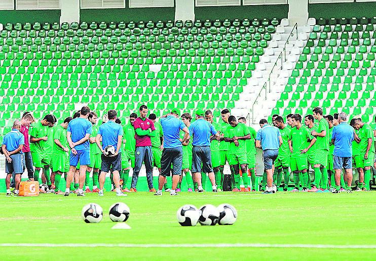 Pintado conversa com o grupo durante a reapresentação neste sábado (Rodrigo Vilallba/ Guarani FC)