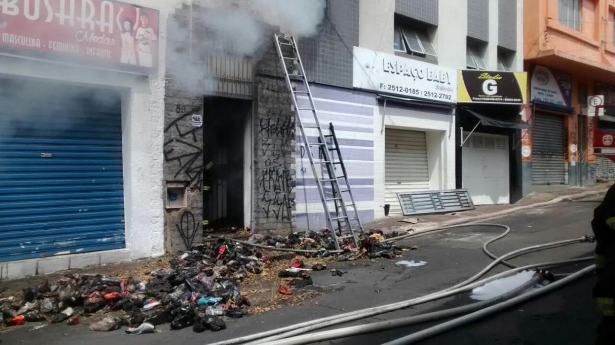 Inc&ecirc;ndio de grandes propor&ccedil;&otilde;es atinge dep&oacute;sito de t&ecirc;nis no Centro (AAN)