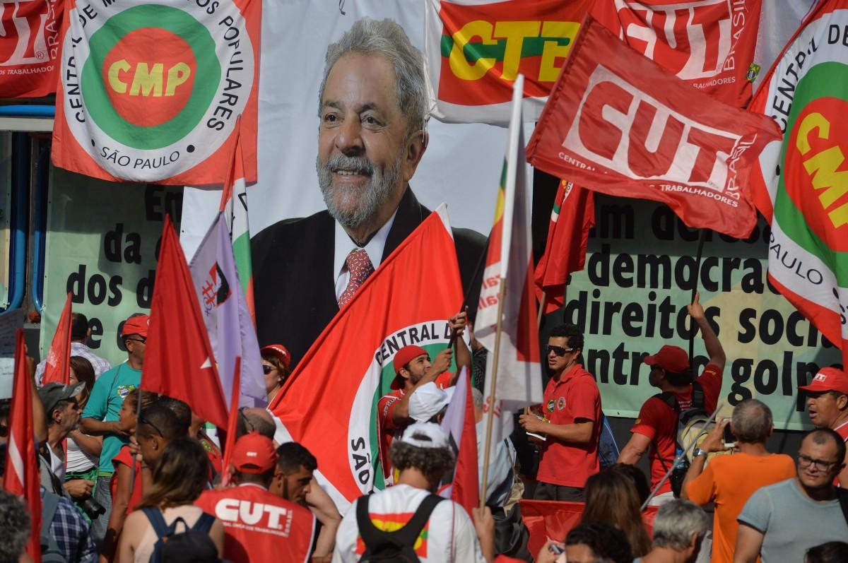 Manifestação na Paulista reúne os movimentos sociais e sindicatos ligados à Central Única dos Trabalhadores (CUT) e ao Partido dos Trabalhadores (France Press)