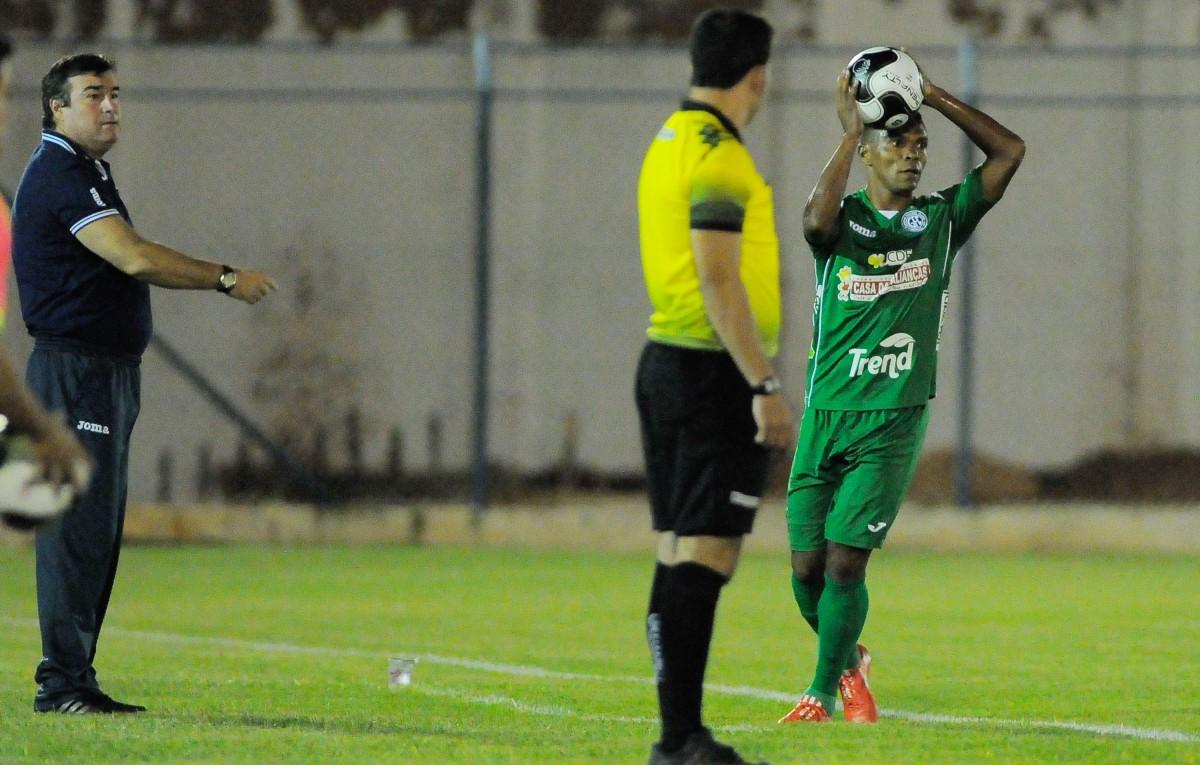 Oziel voltou a jogar contra o Penapolense e se machucou logo aos 11 minutos do primeiro tempo (Rodrigo Villalba/Guarani FC)