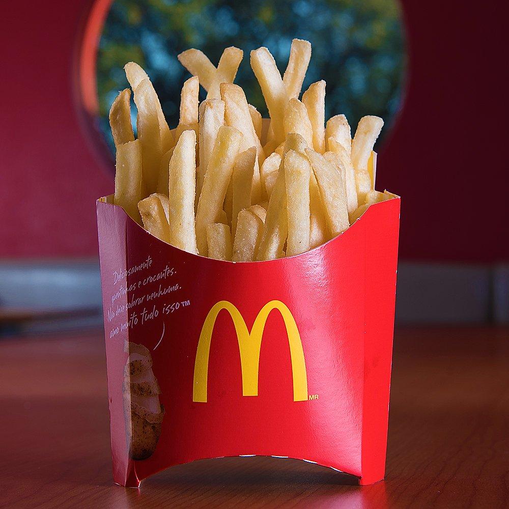 A caixinha emblemática da batata mudará de cor e essa não é a primeira vez, sendo a última na Copa do Mundo de 2014. (Twitter McDonald's Brasil)