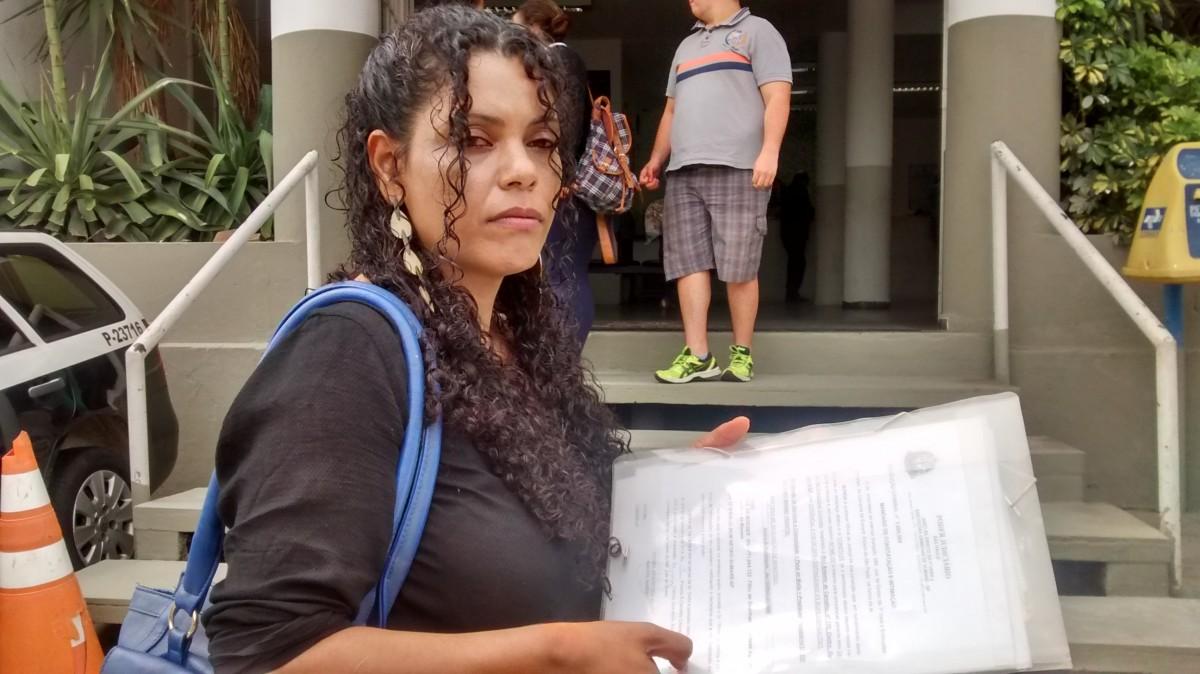 Iriene de Moraes, em frente ao primeiro DP de Campinas, tentar provar para a Justiça que filho de 16 anos é inocente (Alenita Ramírez)