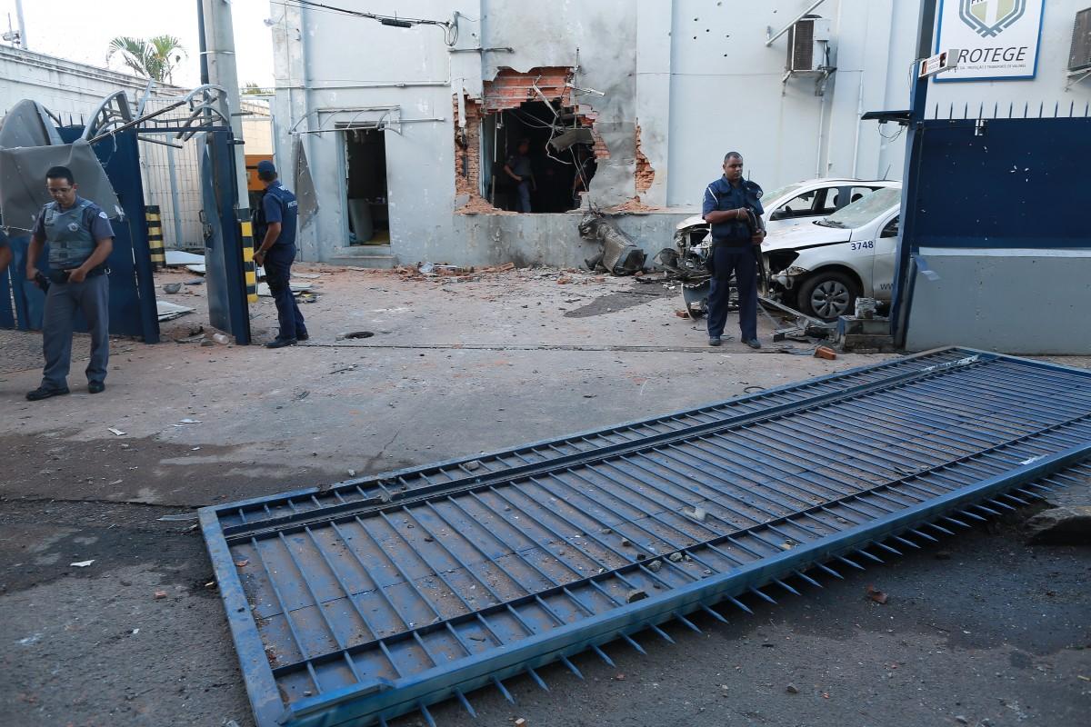 Quadrilha fortemente armada, até com equipamento bélico, usou bombas para invadir a empresa de transporte de valores Protege, no bairro São Bernardor
 (Leandro Ferreira)