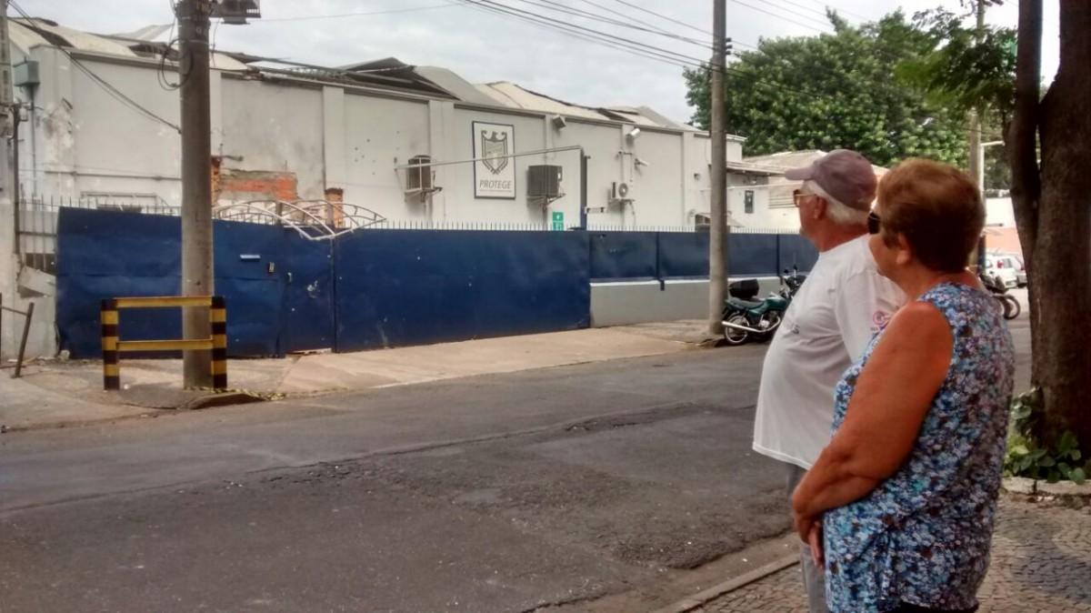 O casal de aposentados, Rosalina da Silva Lima, de 70 anos, e José Claudionor Lima, de 72 anos, era uma das testemunhas que ouviu as explosões seguida de tiroteio (Alenita Ramirez/ AAN)