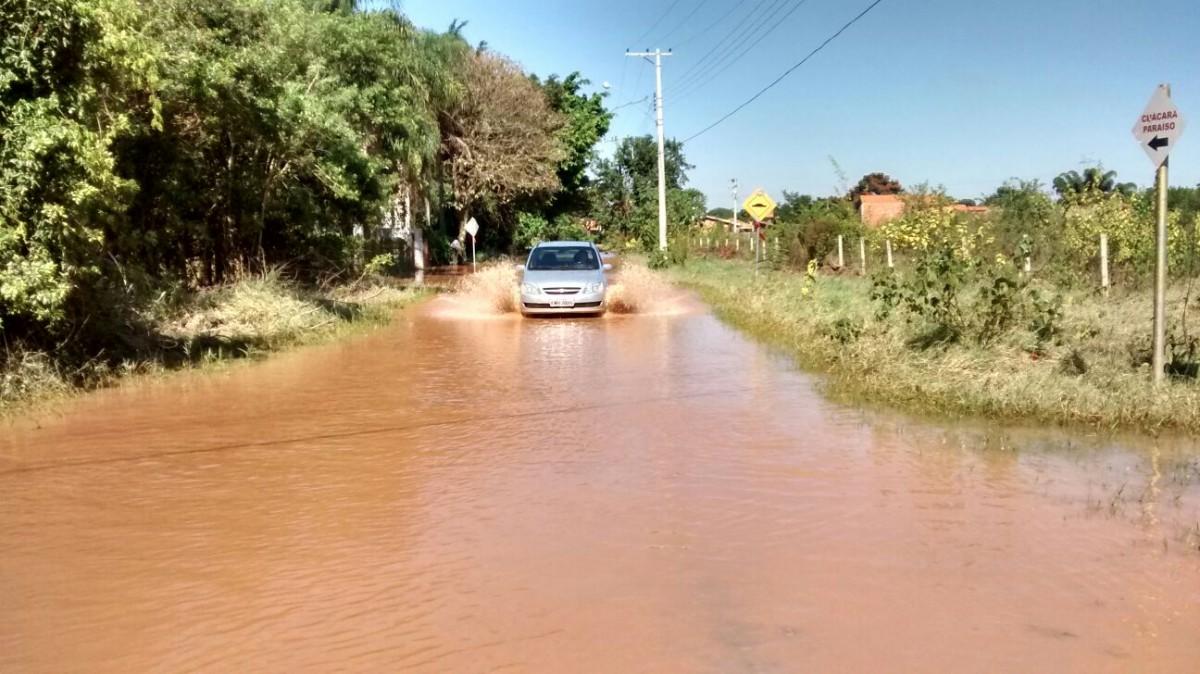 Moradores do Jardim Piracambaia, área de chácaras no distrito de Barão Geraldo, lutam contra a água e a lama acumuladas desde o temporal da última semana (Alenita Ramirez/ AAN)