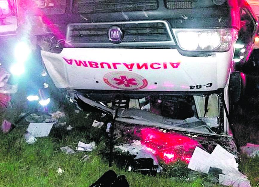 Motorista da ambulância sofreu ferimentos graves e foi socorrido no Mário Gatti: ele estava a caminho da casa de uma mulher grávida que precisava de atendimento  (Divulgação)