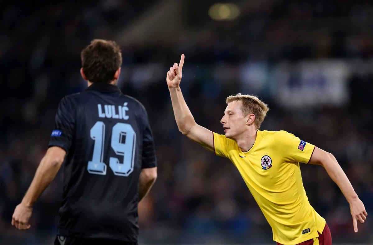 Ladislav Krejci comemora seu gol, o segundo do Sparta Praga na  partida contra a Lazio (Alberto Pizzoli/France Press)