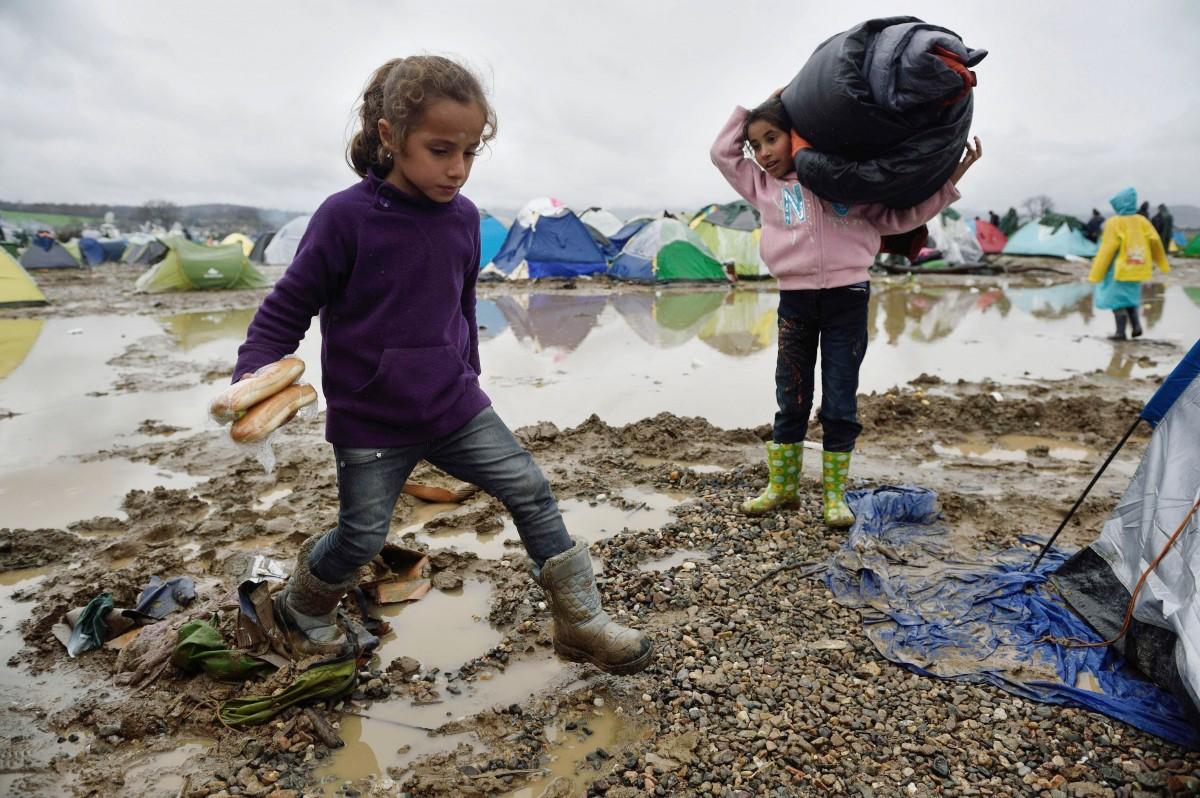 No campo de refugiados de Idomeni, dezenas de crianças tiveram de ser hospitalizadas nos últimos dias pelo frio, por problemas respiratórios e por outras questões de saúde (Daniel Mihailescu/France Press)