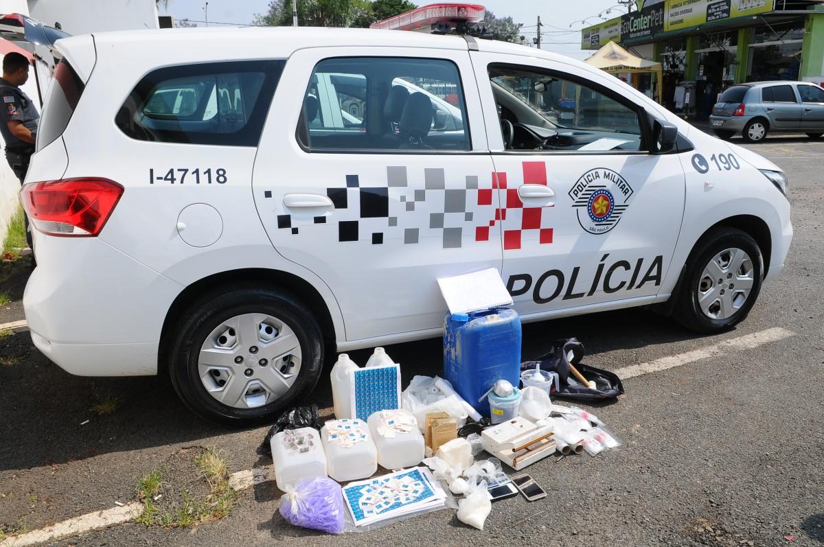 Além das drogas, os policiais ainda encontraram máquina seladora, tambores, cadernos de anotações e outros objetos (Wagner Souza/AAN)