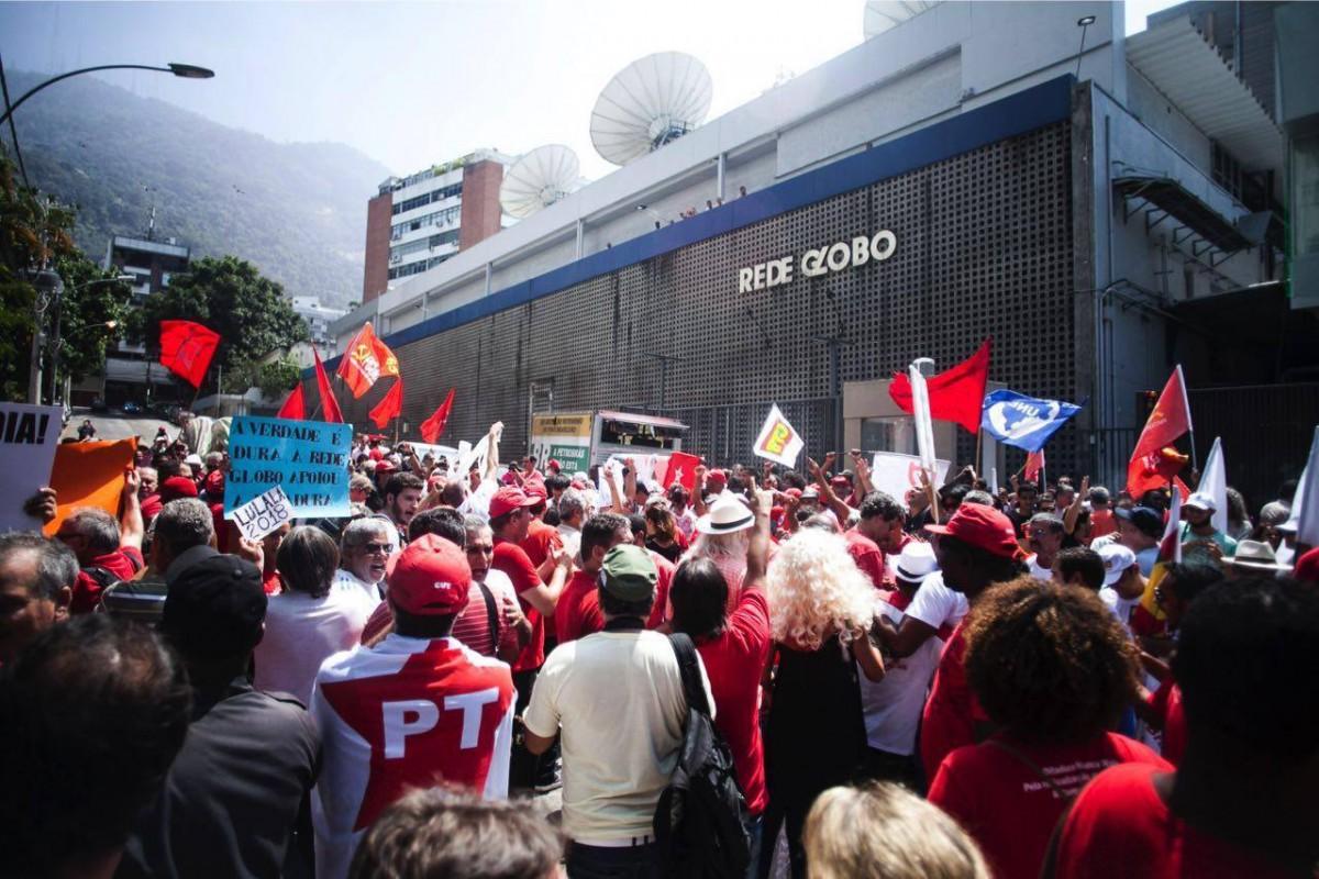 Manifestantes protestam contra a Rede Globo (Reprodução/Facebook)