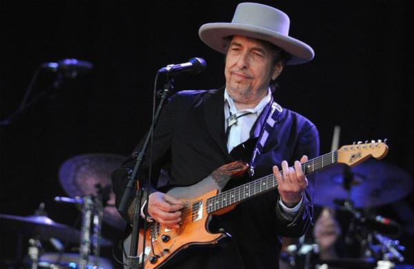Bob Dylan, que aos 73 anos continua em turn&ecirc;, fez poucas horas depois da apresenta&ccedil;&atilde;o exclusiva um show tradicional, para um grande p&uacute;blico na Filad&eacute;lfia (AFP)