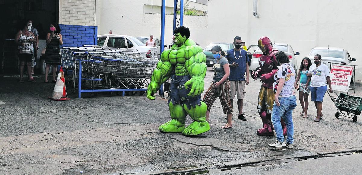 Perto de supermercado, em Sumaré, Incrível Hulk e Homem de Ferro, sem máscaras, atraem a curiosidade dos clientes (Wagner Souza/AAN)