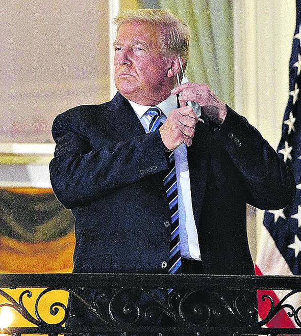 Logo depois de deixar o hospital, primeiro ato do presidente foi tirar a máscara na Casa Branca: negacionismo (Nicholas Kamm/AFP)