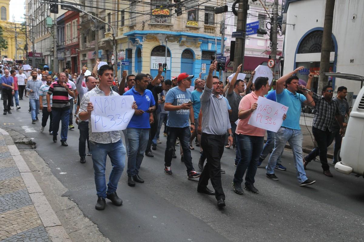Motoristas de aplicativos de transporte individual foram às ruas do Centro em protesto contra o projeto de lei (César Rodrigues/AAN)