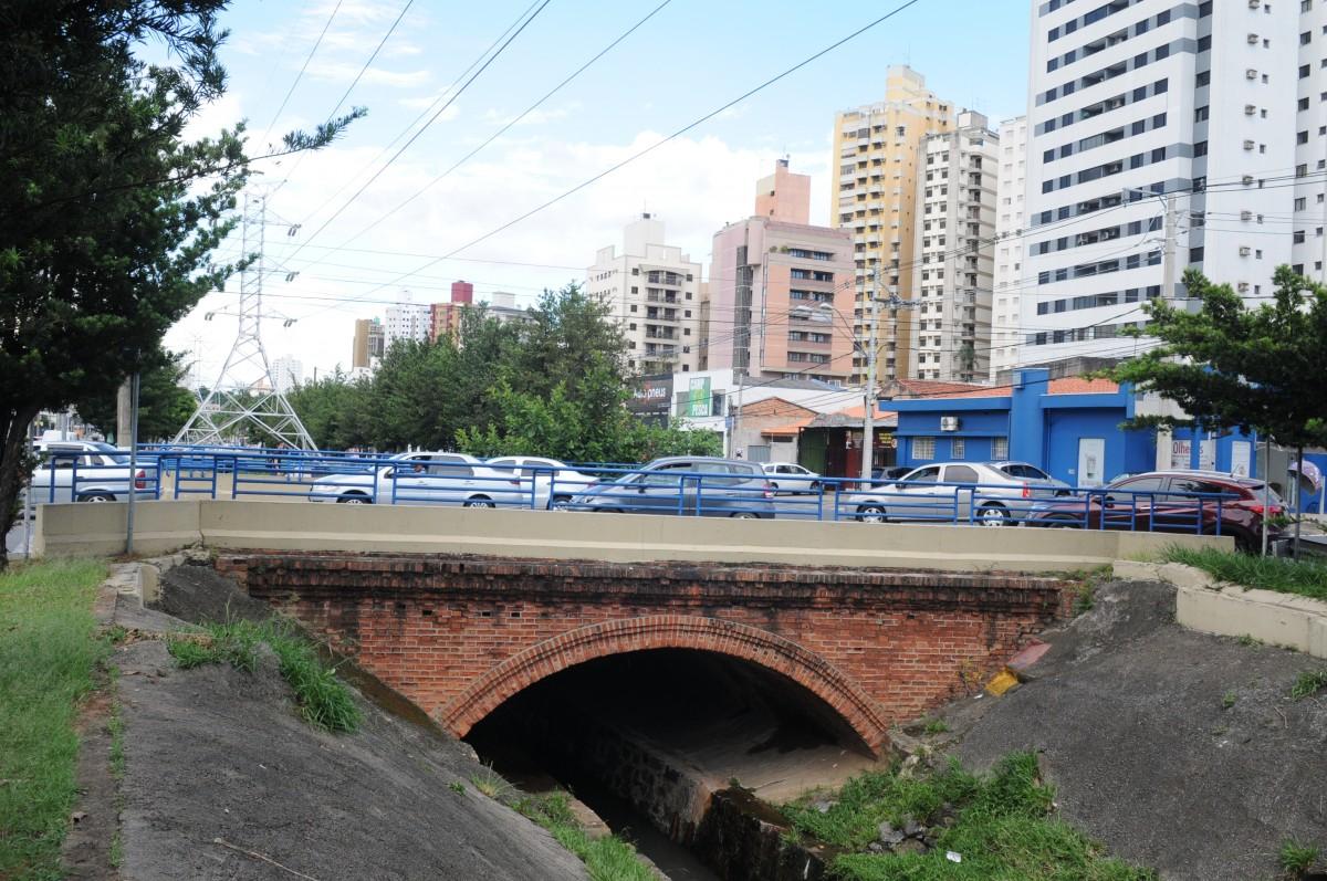 Uma das quatro pontes da Avenida Orosimbo Maia, sobre o Córrego do Serafim, que a Prefeitura estuda alargar para garantir uma maior vazãor
 (Dominique Torquato/AAN)