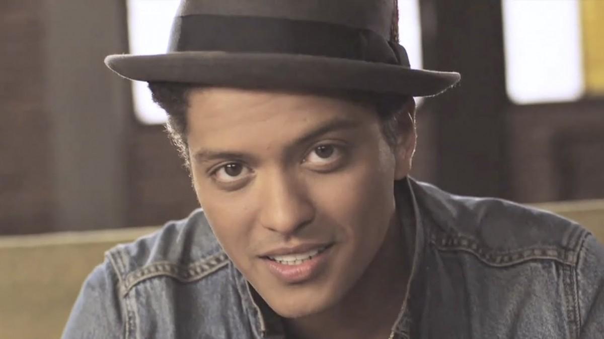 De acordo com informações do TMZ, uma fotógrafa, chamada Catherine McGann, afirma que foi ela a responsável pela imagem de Mars (Youtube- Bruno Mars)