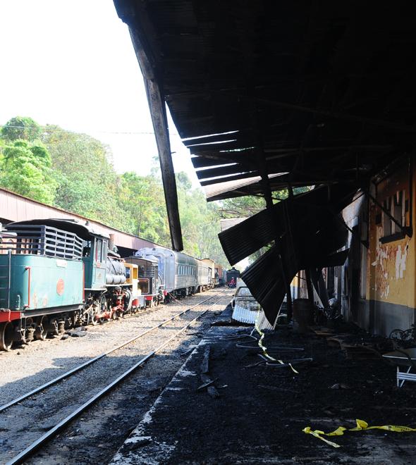 Funcionários da estação, que já tinham ido para casa, voltaram para ajudar e usaram o Vagão Bombeiro até a chegada do Corpo de Bombeiros (Wagner Souza/AAN)