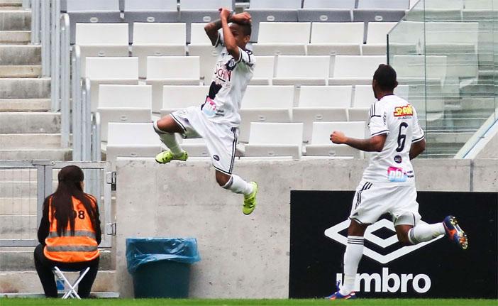 Biro Biro salta para comemorar um dos dois gols que marcou em Curitiba: atacante est&aacute; em boa fase e tem sido decisivo para a arrancada da Macaca (Joka Madruga/AE)