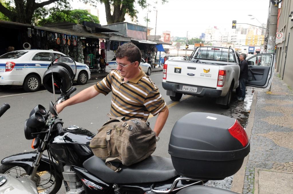 Airton Guamair deixou a moto na rua Ernesto Kulman pra fazer compras no mercadão ( Dominique Torquato/ AAN)