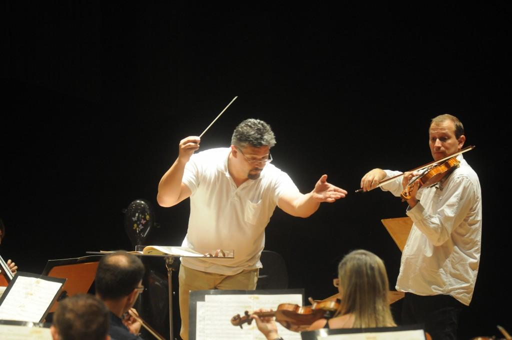 O regente Victor Hugo Toro e o violinista Nicolas Koeckert durante ensaio da OSMC (Dominique Torquato/AAN)