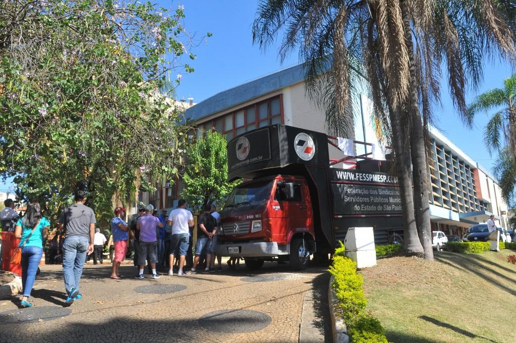 Protesto de servidores públicos em Americana: cidade, que vive intensa crise política e econômica (César Rodrigues)