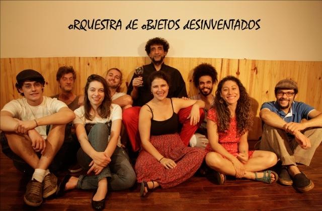 Integrantes da oRQUESTRA dE oBJETOS dESINVENTADOS, do Barracão Teatro (Divulgação)