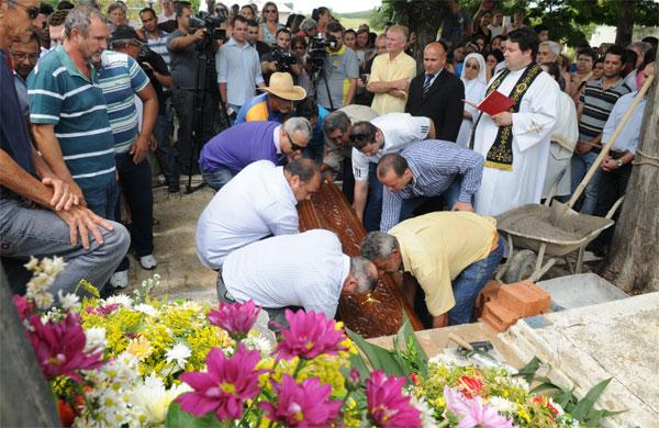 Enterro do prefeito de Elias Fausto, Dude, assassinado na cidade em outubro  (  Cedoc/ RAC)