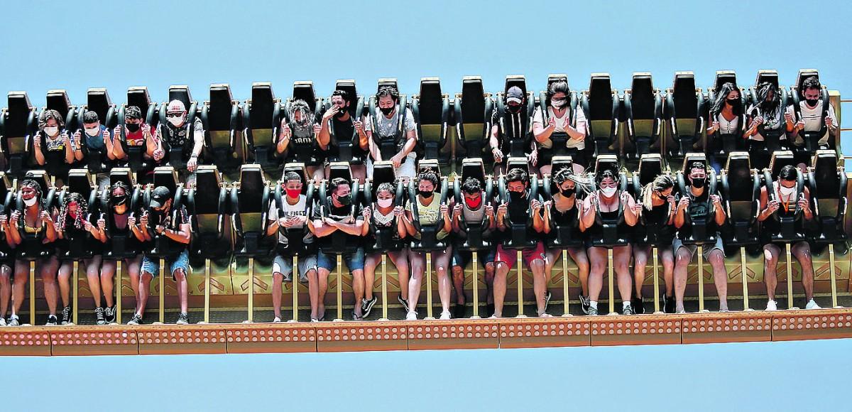 Com adrenalina nas alturas, o Hopi Hari reabriu ao público no último sábado, com regras de higiene e uso de máscaras (Leandro Ferreira/AAN)