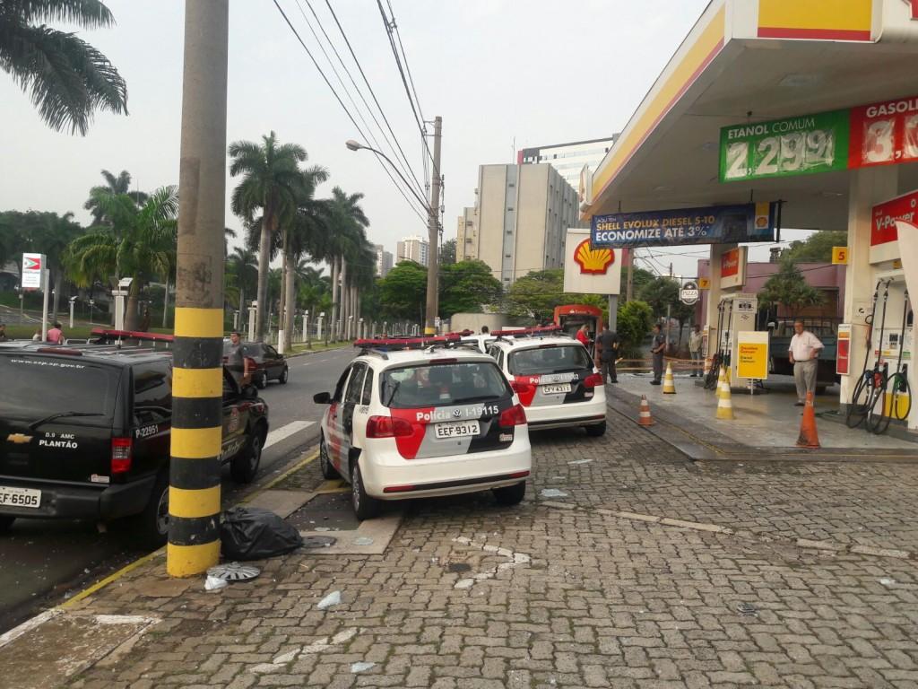 Bandidos renderam um frentista e o vigilante, depois colocaram dinamites em dois caixas eletrônicos instalados na área de atendimento do posto (Franklin Taver)