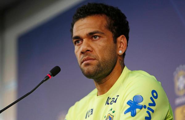 Daniel Alves reconhece que o fato de vários jogadores da seleção atuarem há tempos na Europa também contribui com o distanciamento (Foto: Rafael Ribeiro/ CBF)