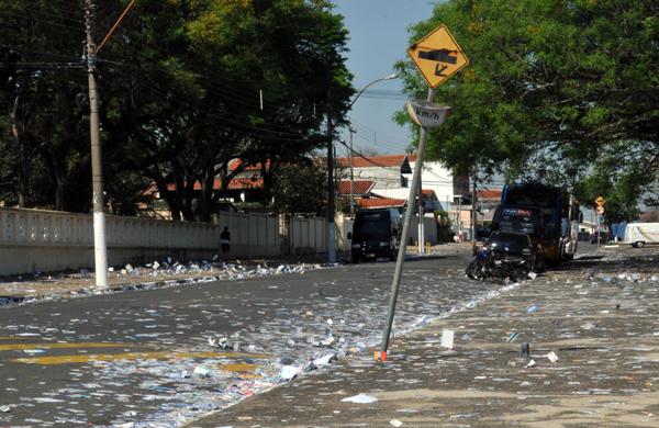 Santinhos forram a rua em ponto de votação no Swift, em 2012: tendência é de redução de propagandas (Dominique Torquato)