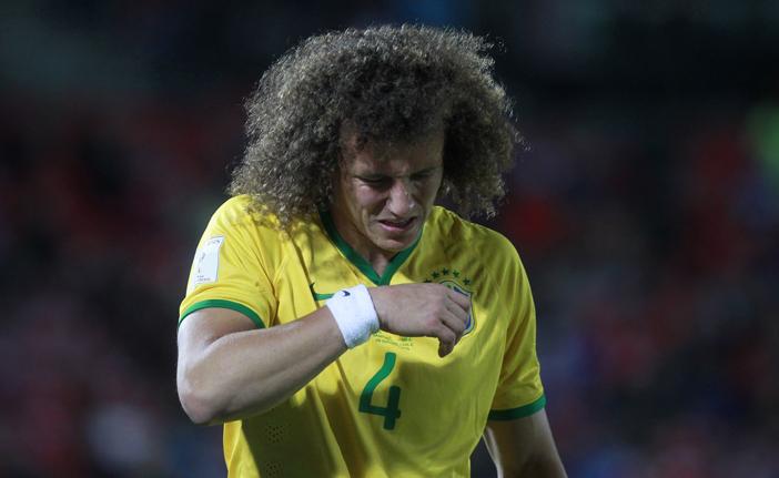 David Luiz se lamenta ao deixar o campo após a derrota para o Chile (Claudio Reyes)