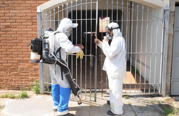 Nebulização no Jardim Capivari, em Campinas: cidade reforçou equipe de agentes de controle de endemias (Dominique Torquato/AAN)