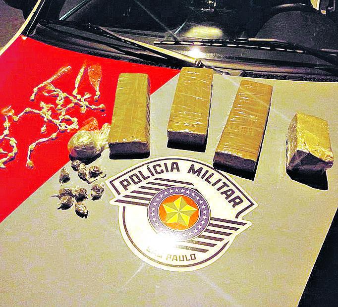 Além da moto, que estava sendo desmanchada, também foram encontradas drogas na casa em que o adolescente foi apreendido  (Divulgação)