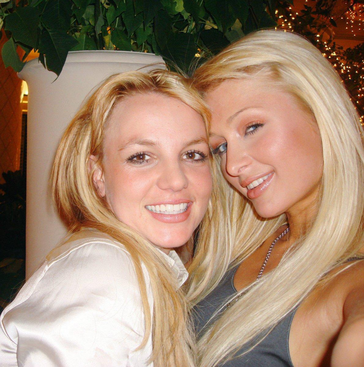 No domingo, 19, ela compartilhou uma fotografia em que aparece junto a Britney Spears, em 2006 (Reprodução)