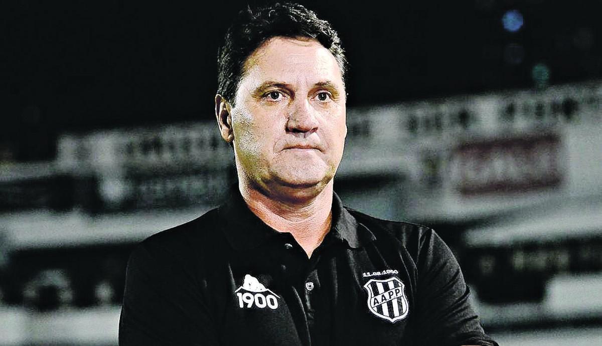 O técnico João Brigatti encerra sua segunda passagem no comando da Ponte Preta: equipe está no G4 da Série B, mas vem de más atuações (Ponte Press/Álvaro Jr)