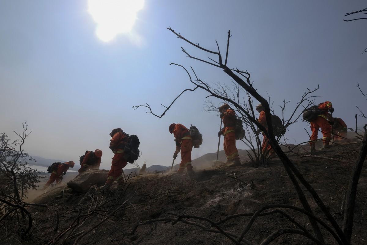 Alguns dos piores incêndios desaceleraram durante o fim de semana (AFP)