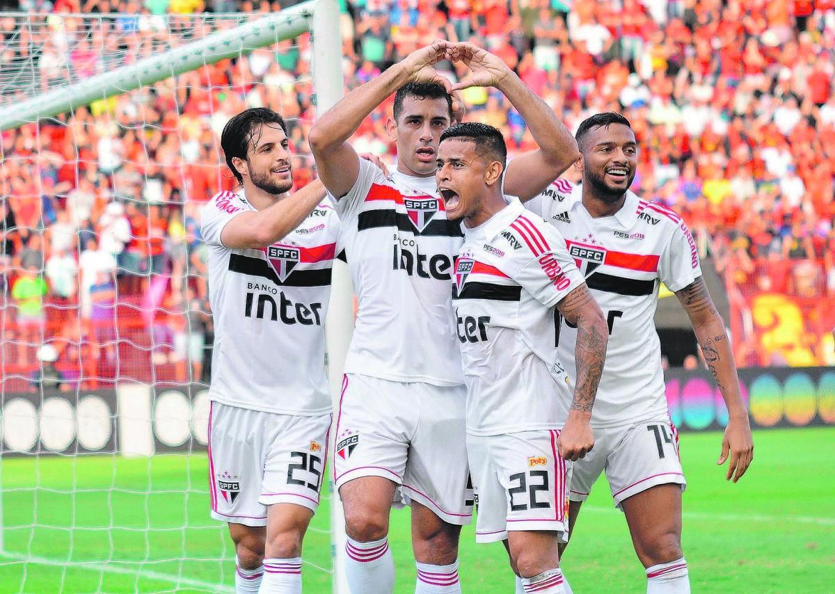 Diego Souza marcou contra o ex-clube e fez coracãozinho com as mãos: São Paulo agora volta suas atenções para a Copa Sul-Americana, pois na quinta-feira joga na Argentina (Estadão Conteúdo)
