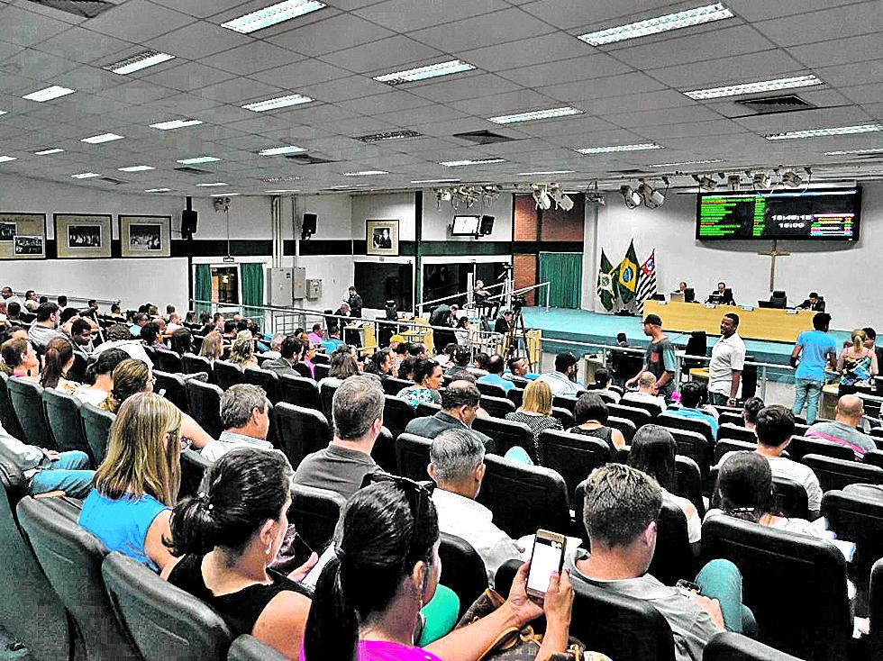 Plenário da Câmara de Paulínia durante sessão; no detalhe, o vereador Fábio Valadãos (PRTB) que deixou a CP (Divulgação)