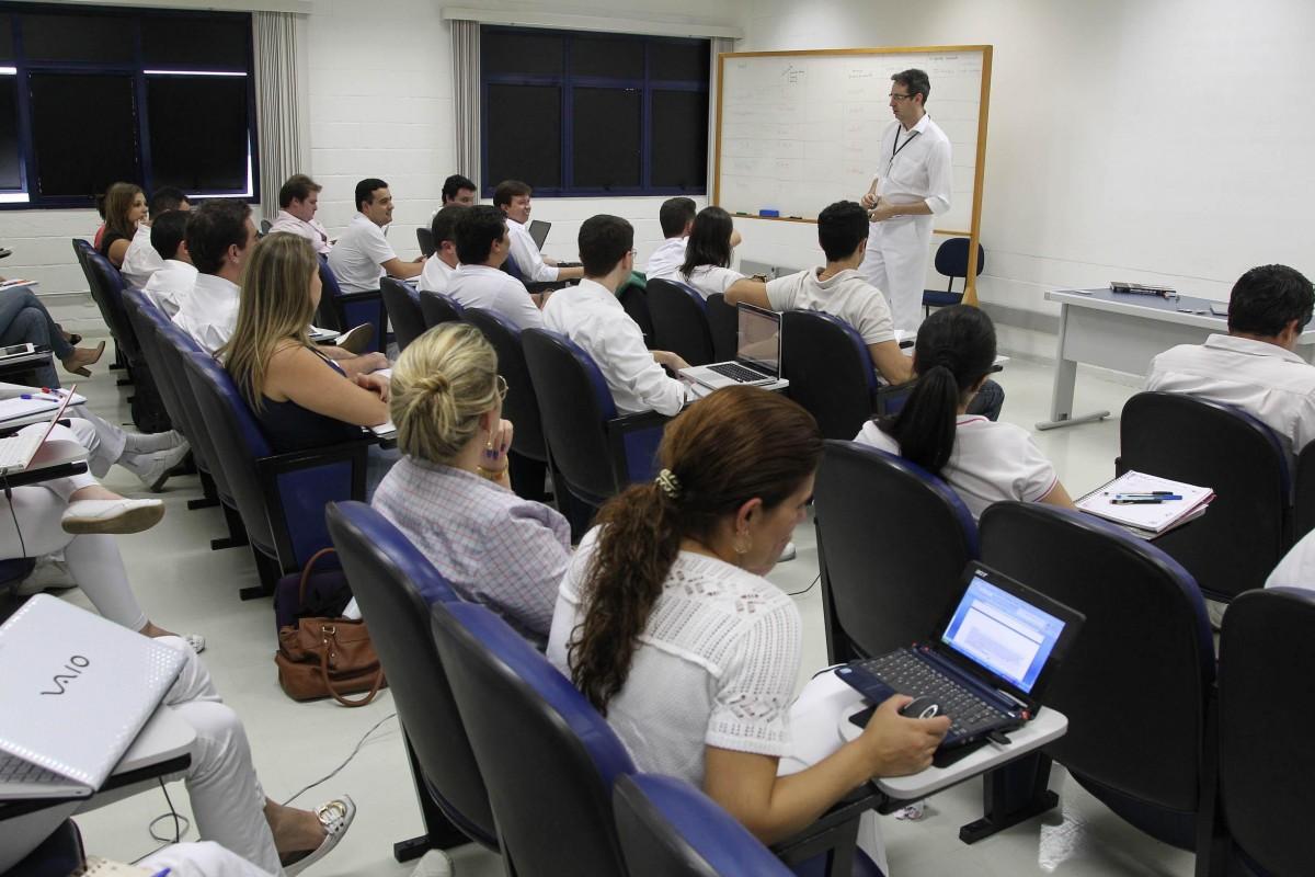 Alunos do curso de pós-graduação de odontologia em sala de aula (Cedoc/RAC)