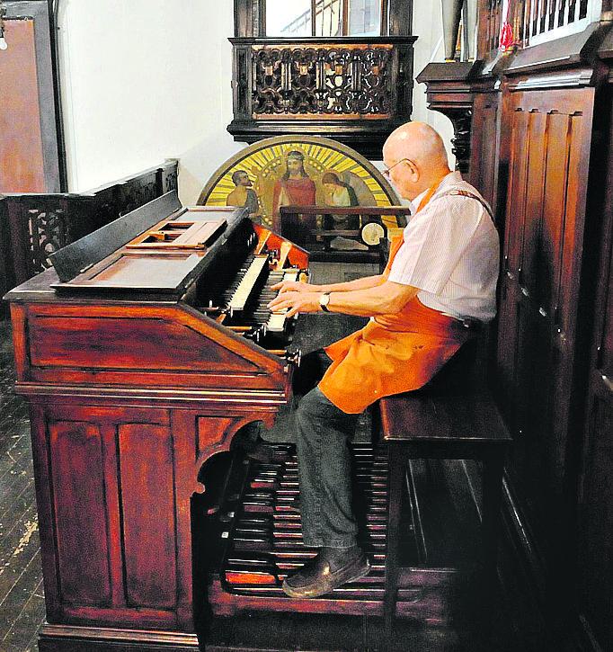 O alemão Georg Jann trabalhando na recuperação do órgão da Catedral Metropolitana de Campinas: restauro durou 4 meses (Cedoc/RAC)